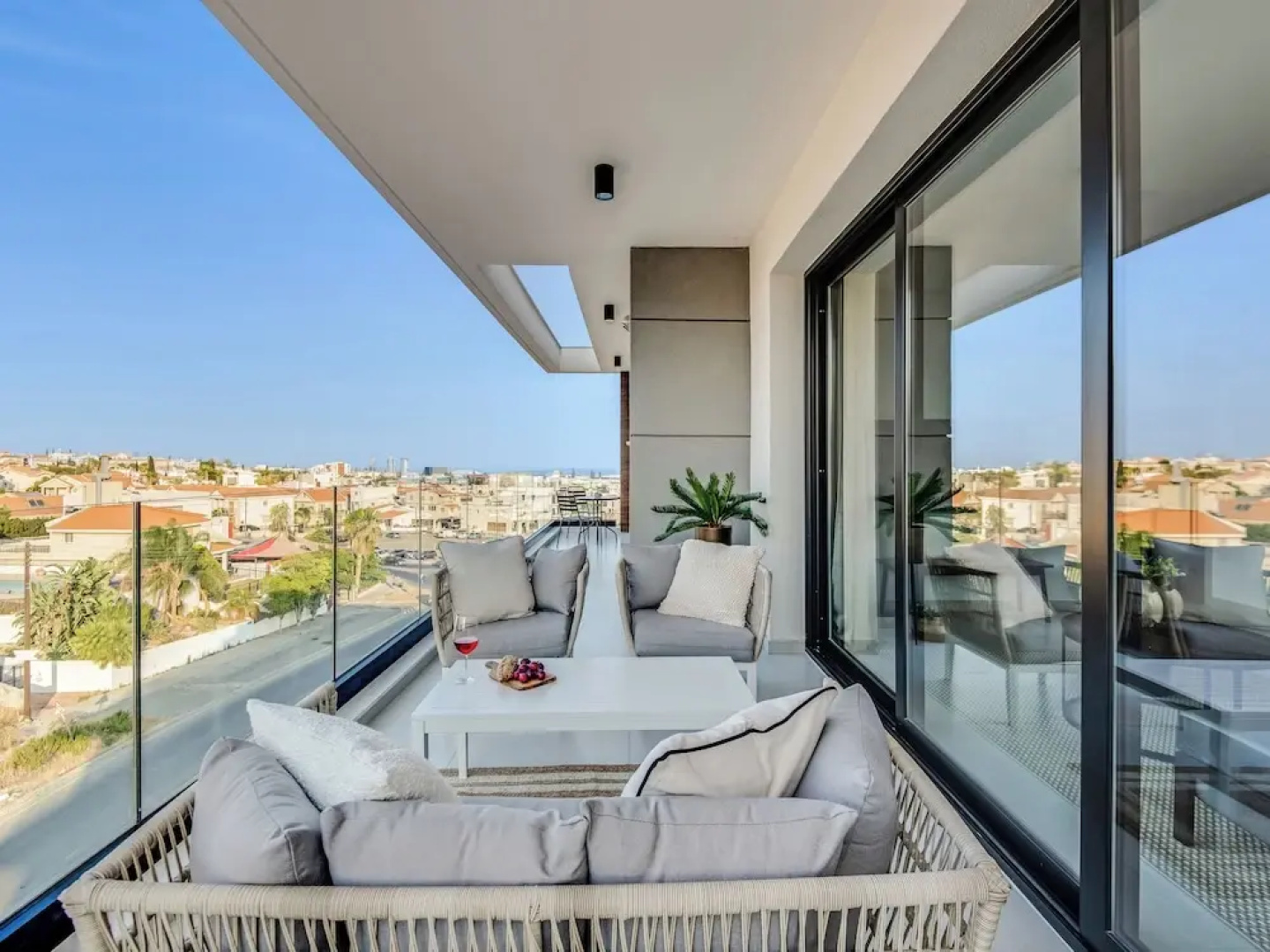 Sanders Elgio - Precious 3-bdr Apt With Balcony