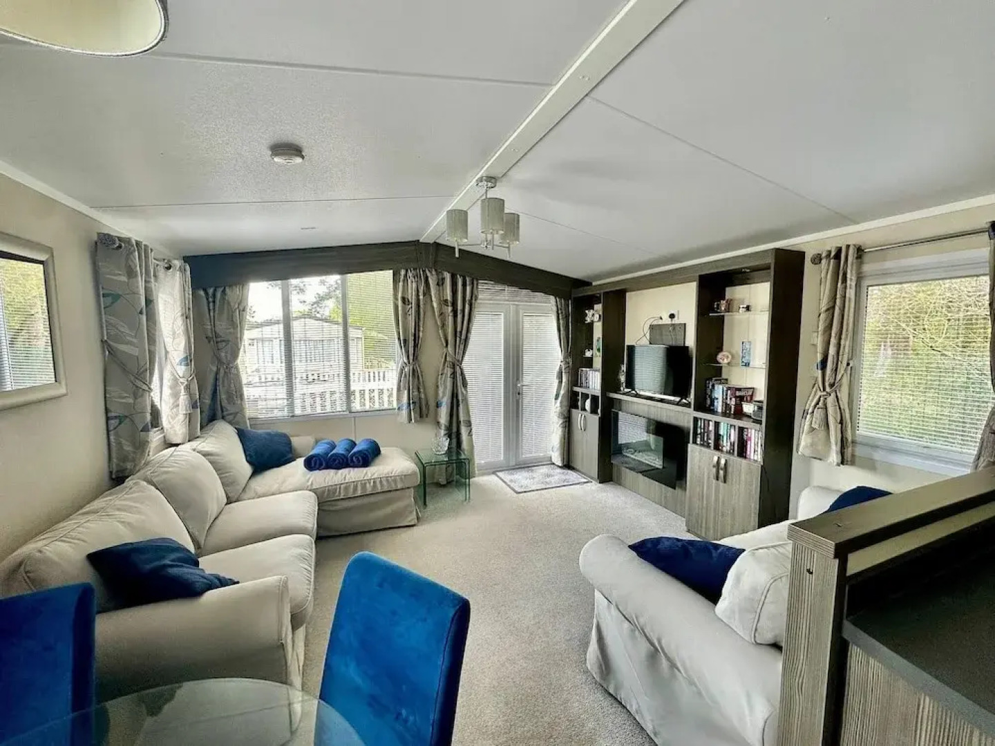 Caravan - Sleeps 4 - Pool - Pet Friendly