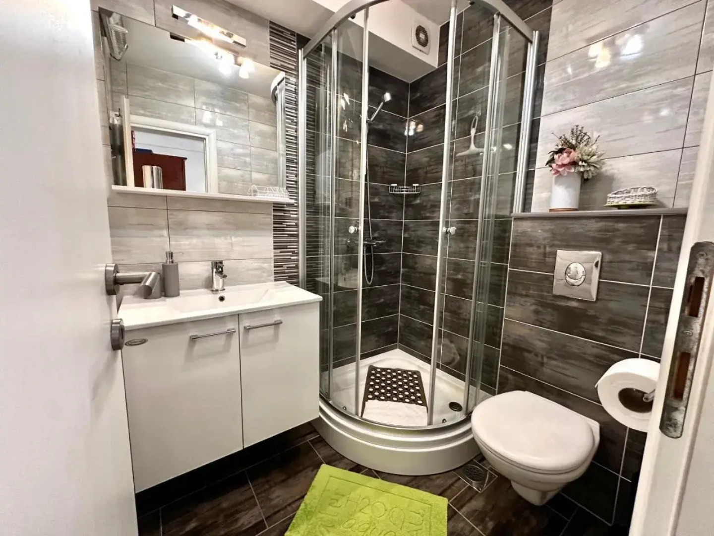 Family friendly apartment, great for children, huge yard and lots of toys