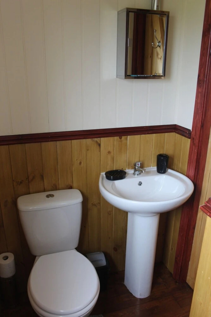 Easter Airfields off Grid Shepherds hut