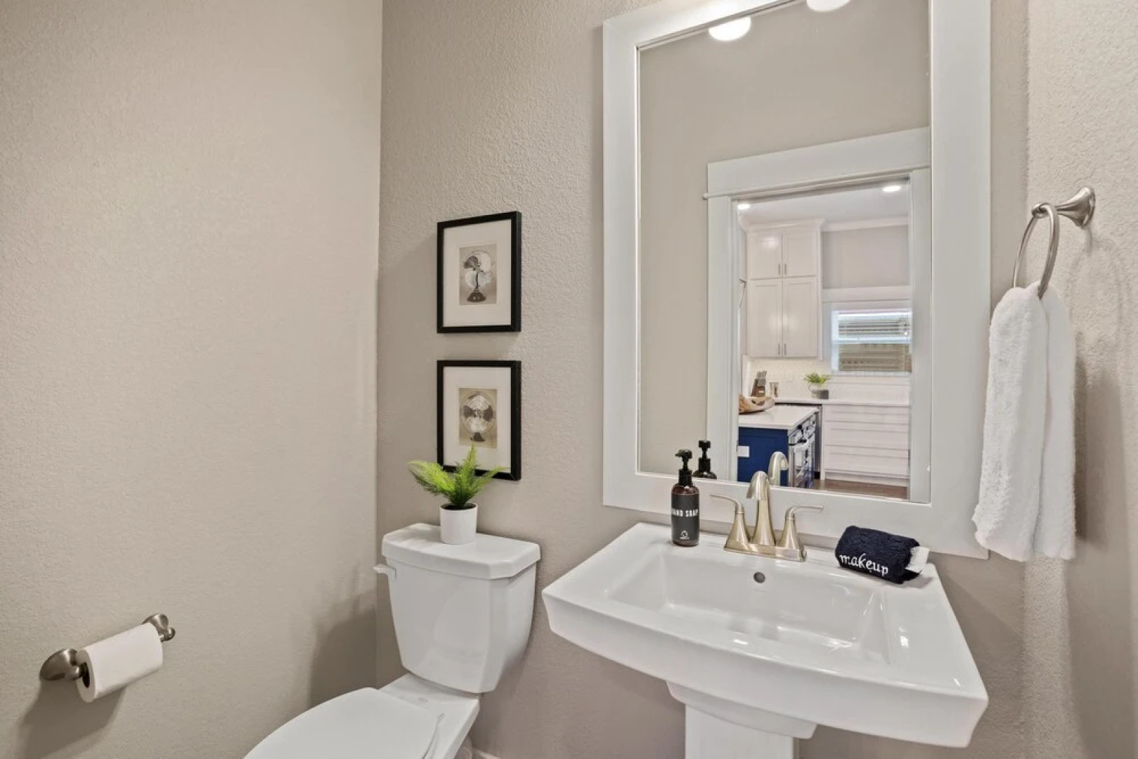 Big Blue on Main-hot Tub-less Than 1 Mi to Square