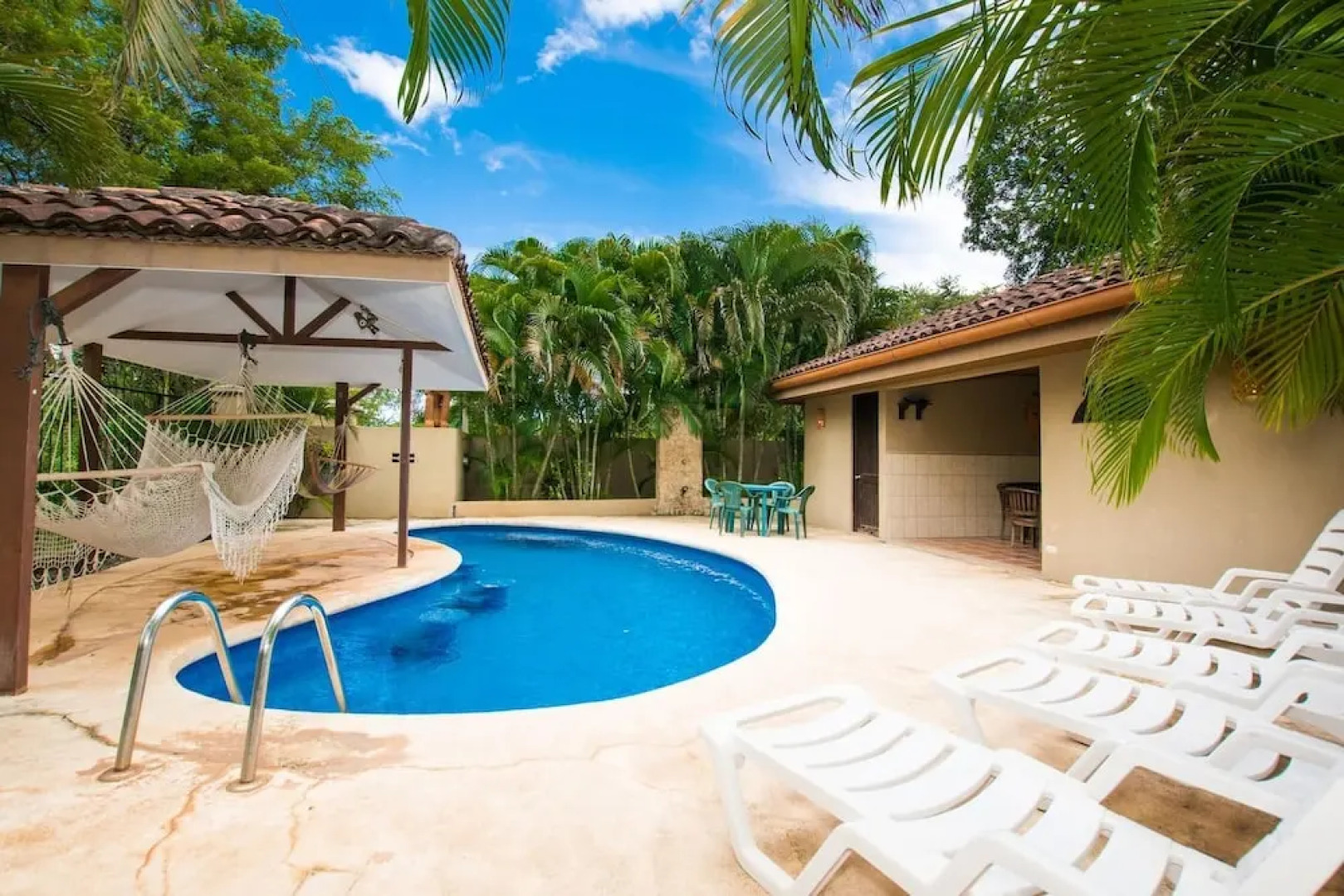 Charming unit that sleeps 4 - with pool - walking distance from Brasilito Beach