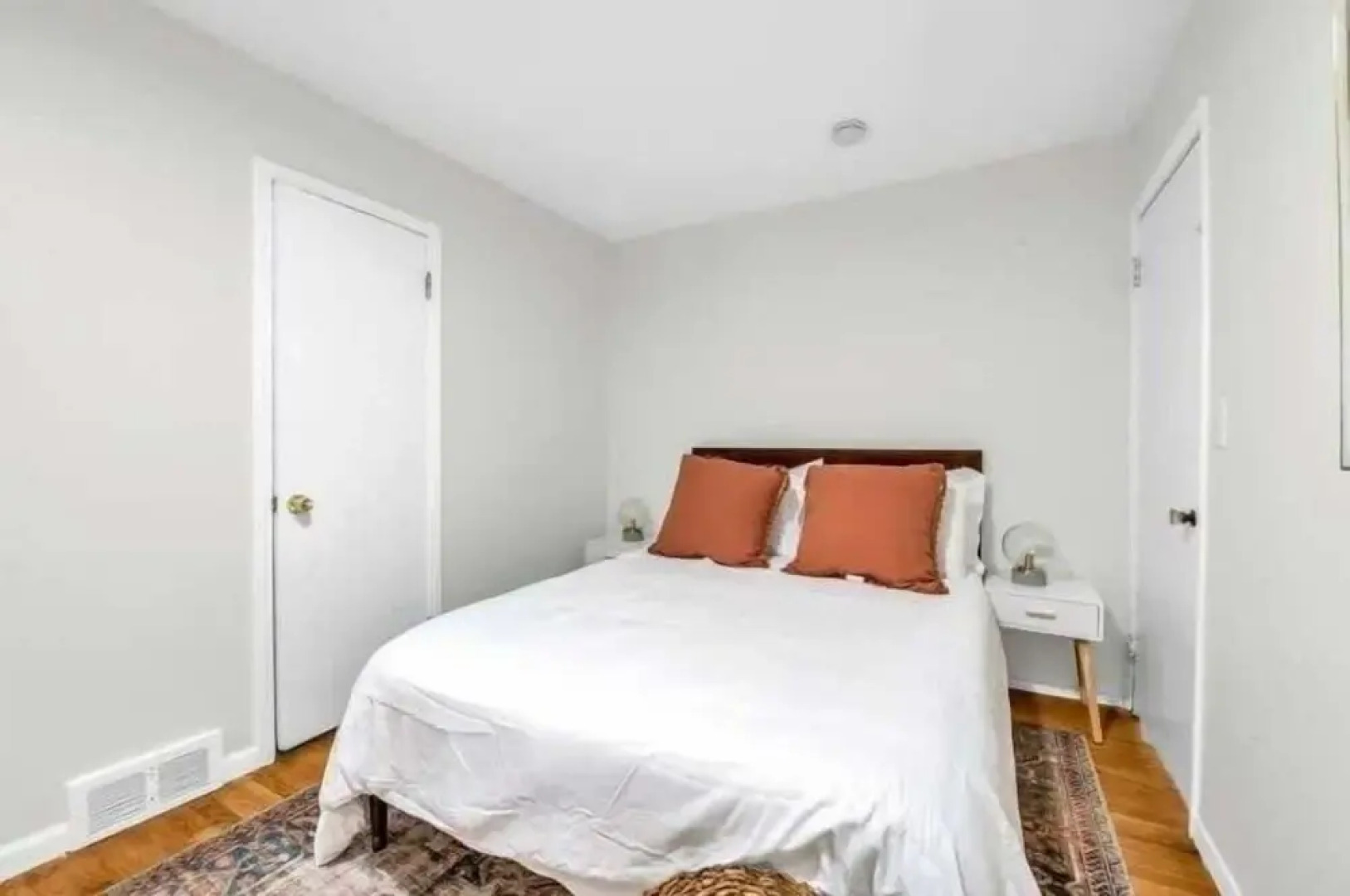 Grosse Pointe/detroit 3br Sleeps 8 Yard 3 Bedroom Home