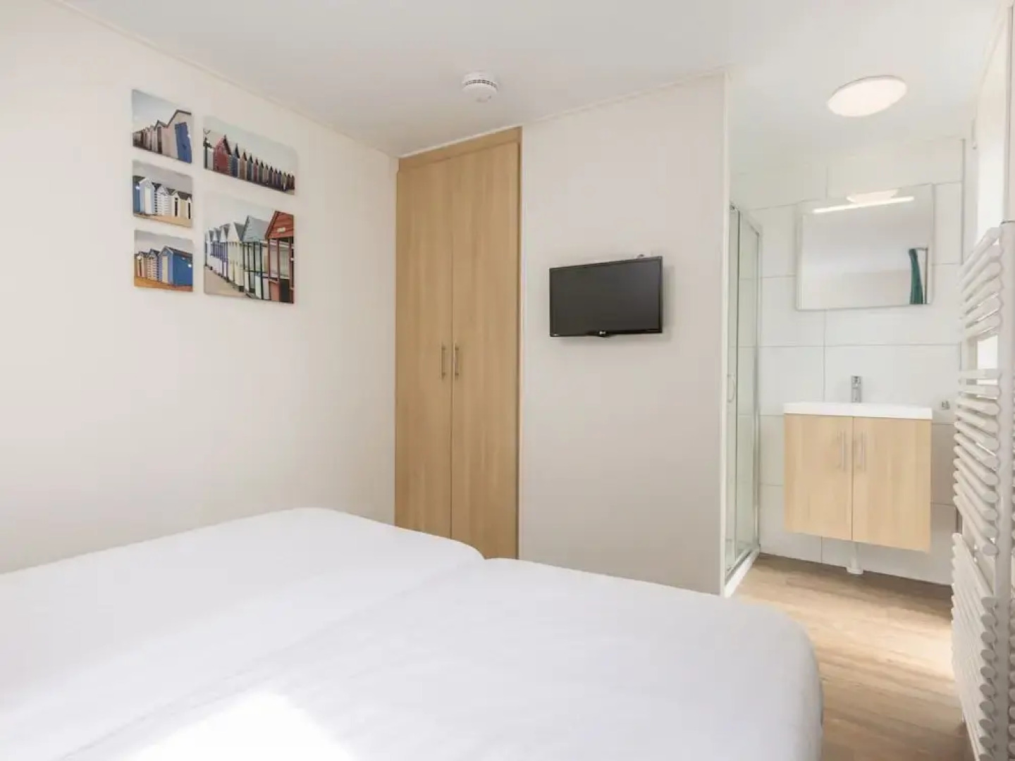 Modern Lodge With two Bathrooms, Near the Beach