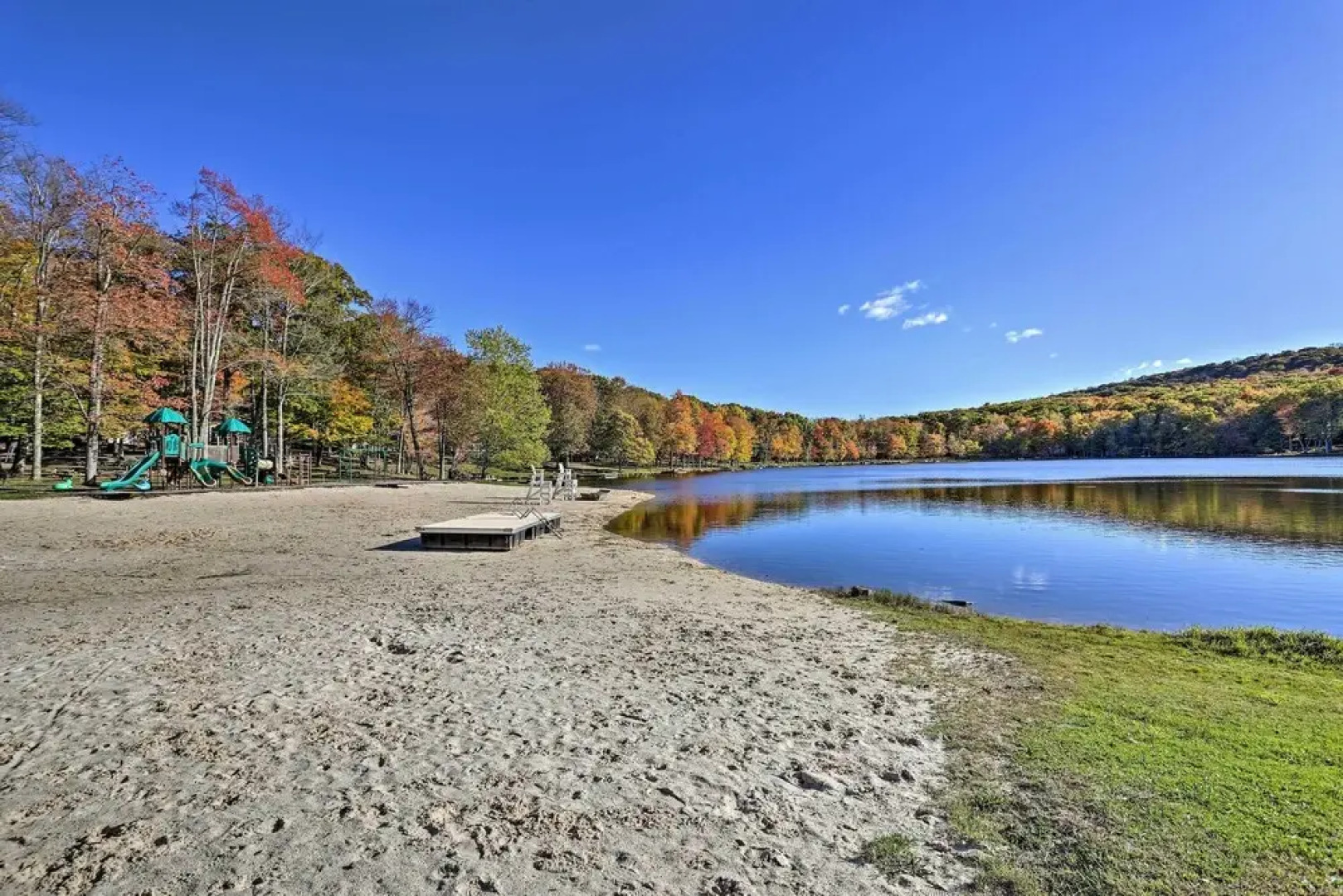 Spacious Cabin, 1 Block to Locust Lake Beach!