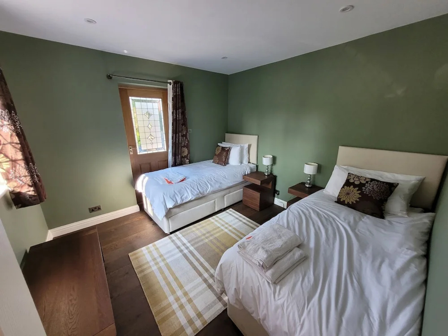 Remarkable 8 Bed Family House Sleeping 16 w/ Pool