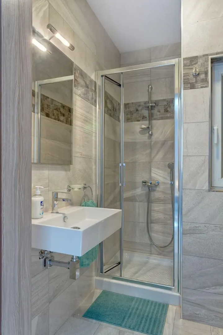 Luxury 2 Bedroom Apartment by the Sea