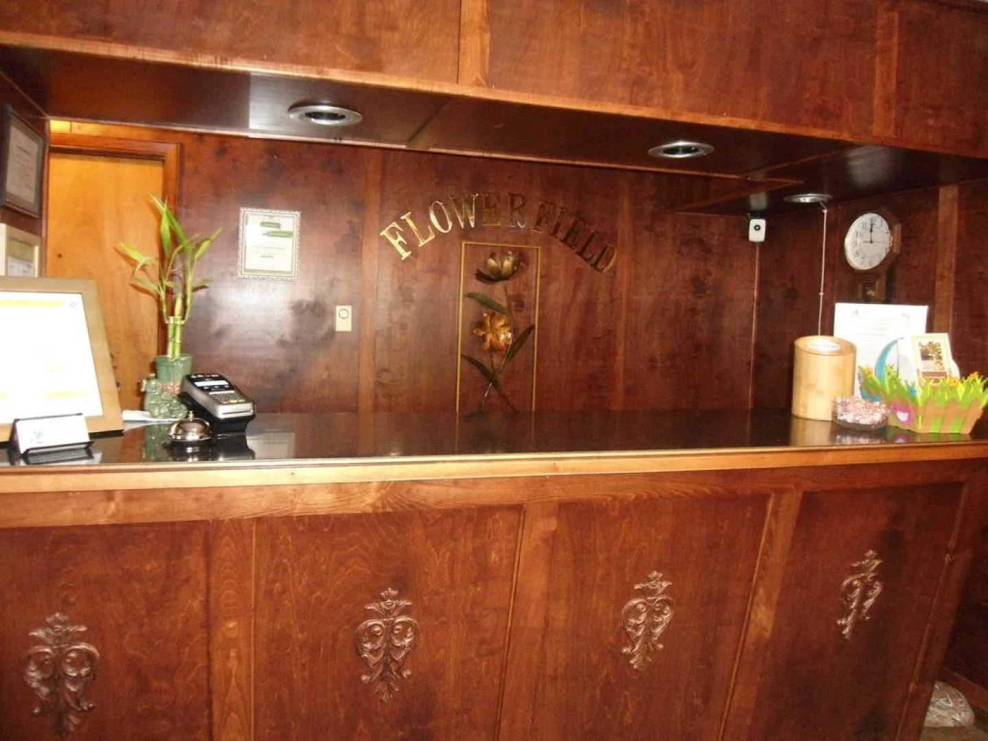 Flower Field Motel & Cottages