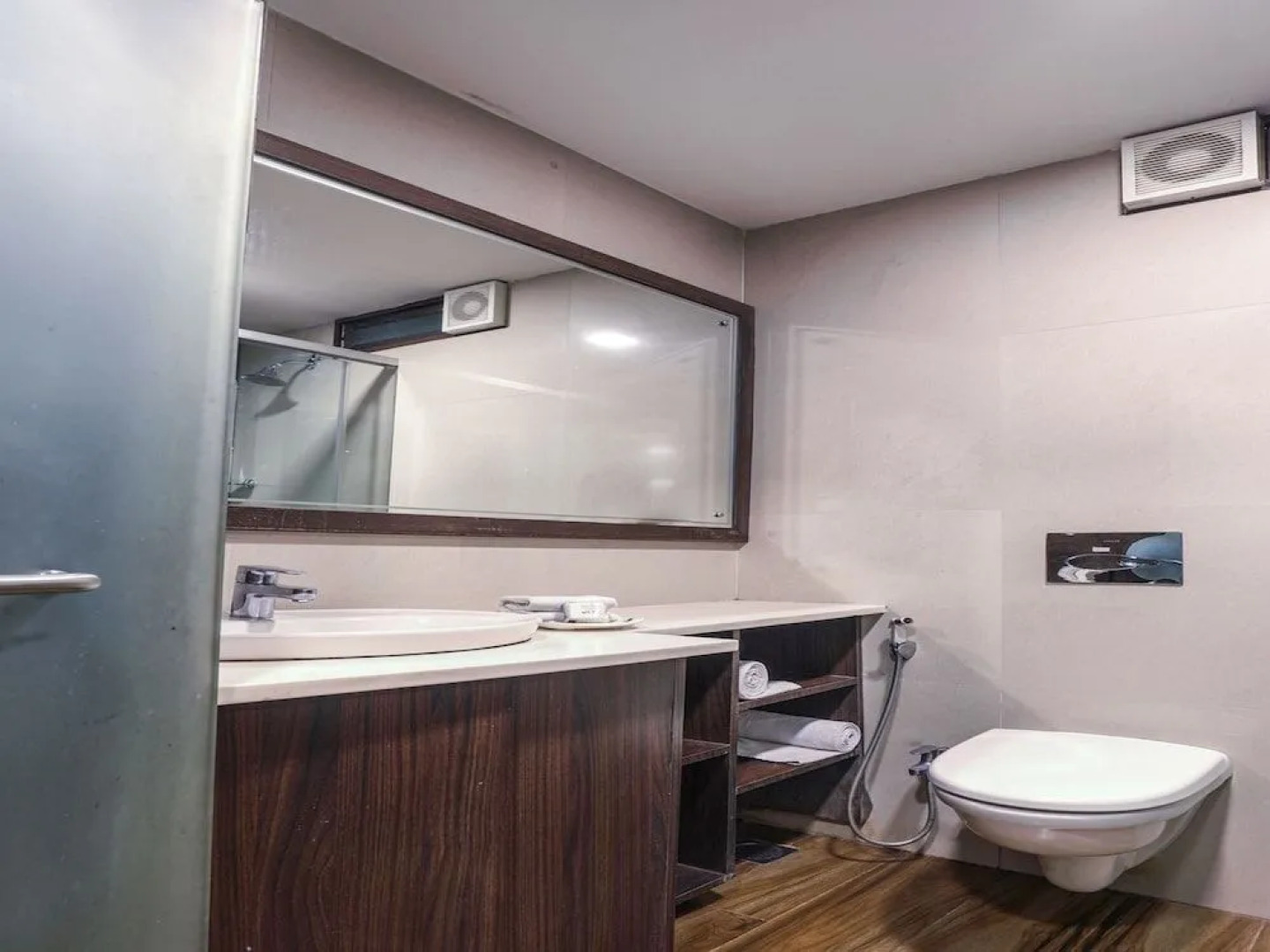 Capital O 1710 Hotel The Supreme