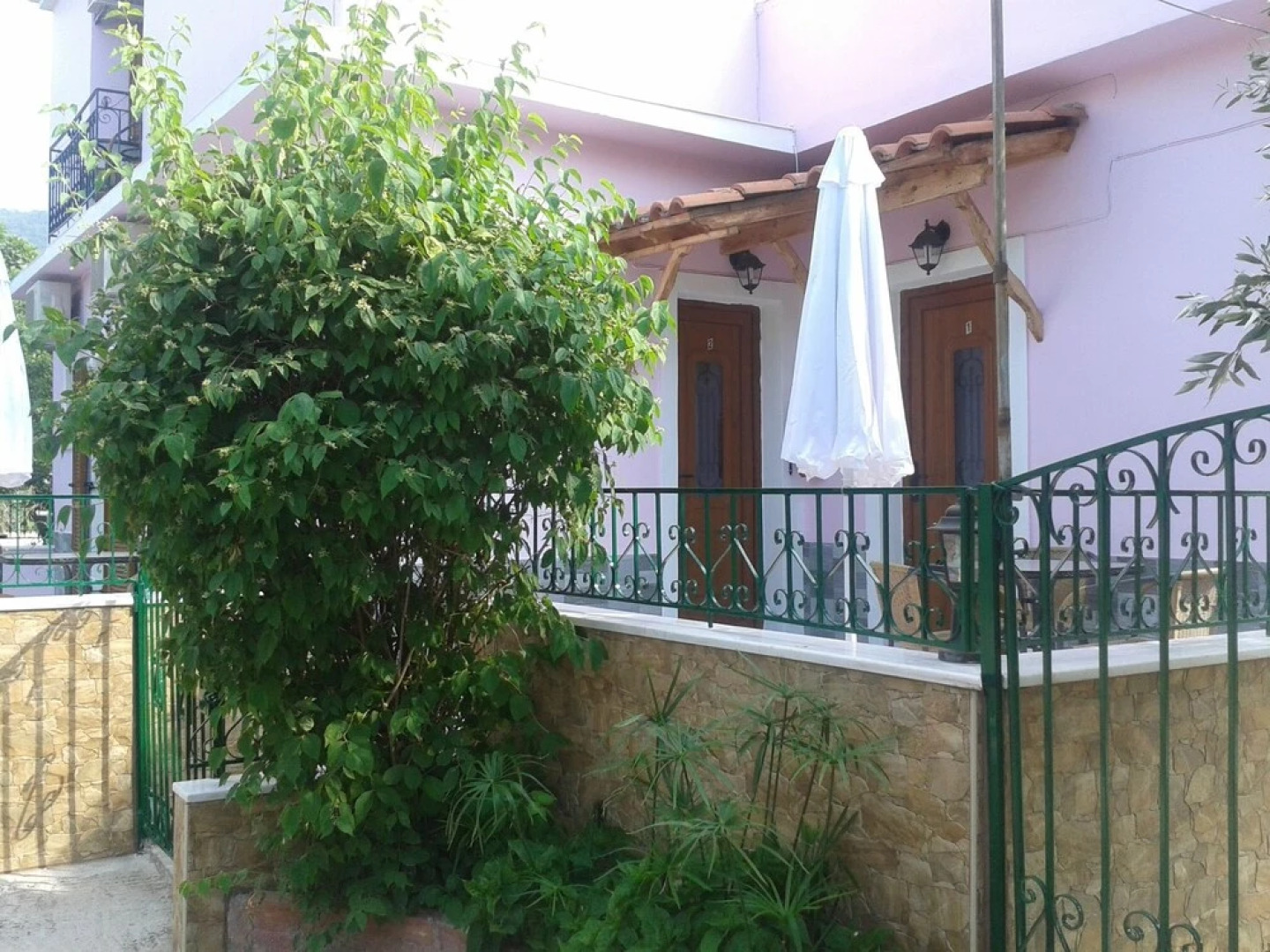 Harris Studios & Apts