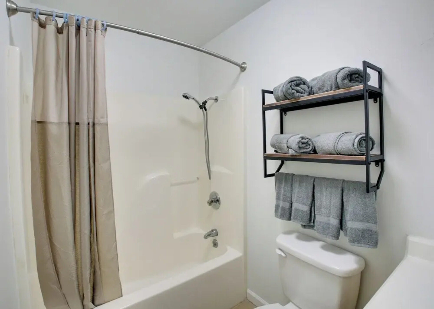 Hot Springs Condo w/ Lake Access & Boat Dock!