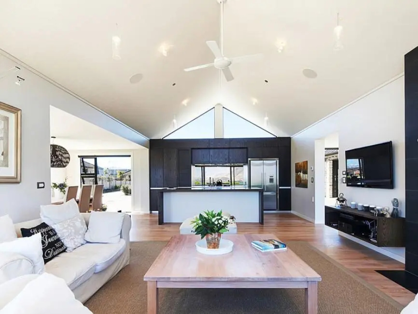 Infinity Drive - Sleeps 8 - Spa Pool - Lake Views