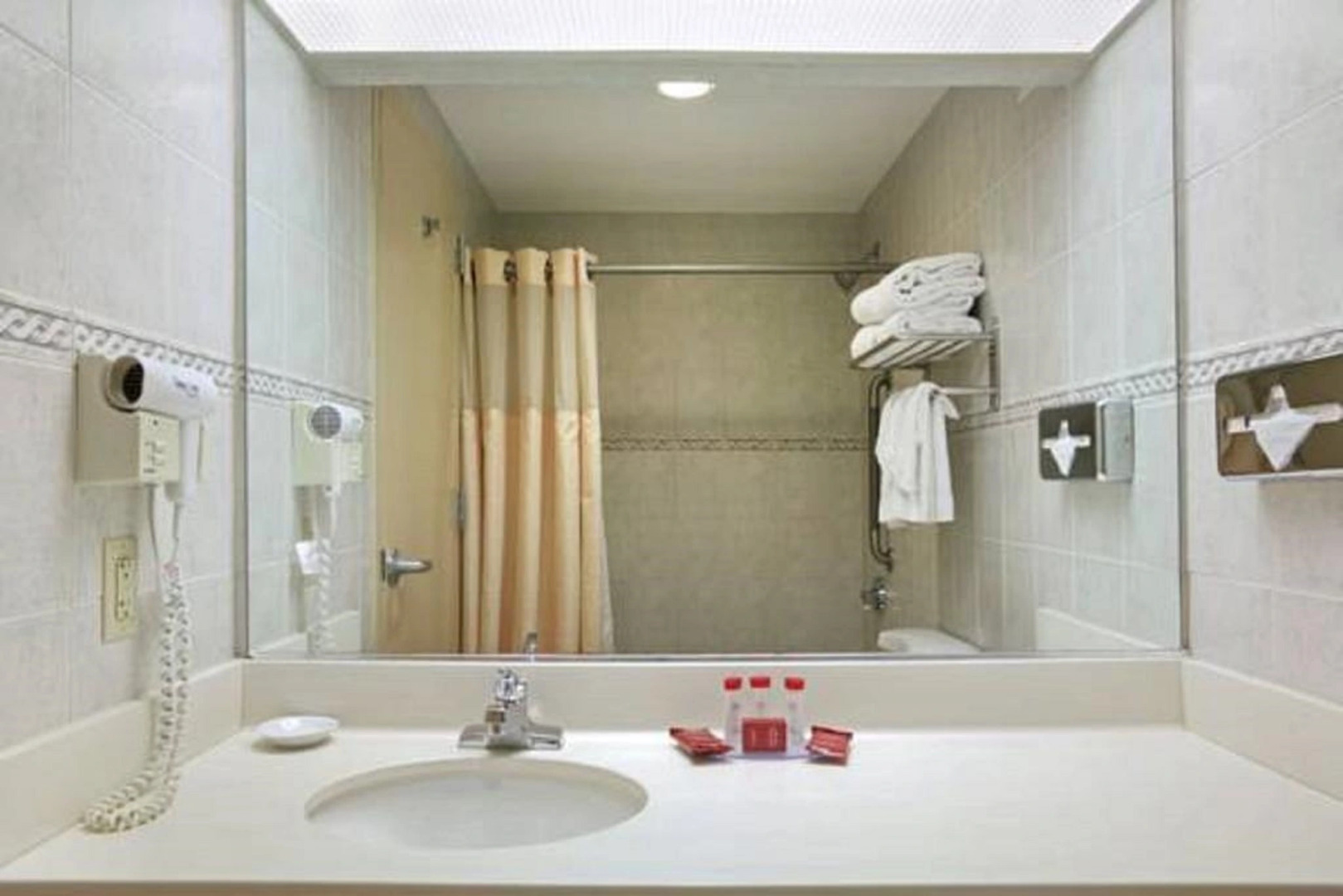 Holiday Inn Newark International Airport by IHG