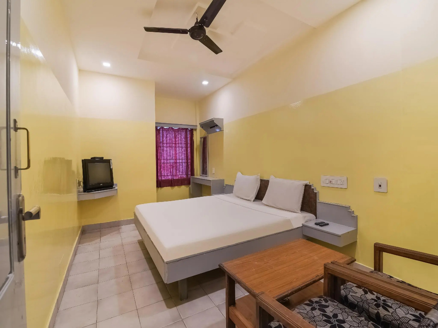 SPOT ON 41643 Karthik International