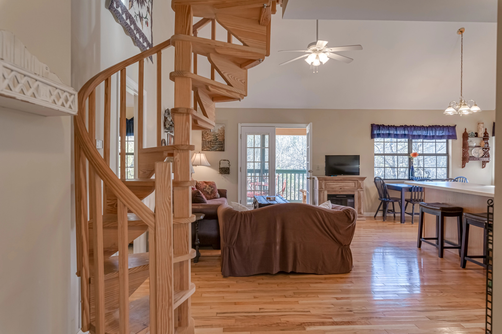 Gatlinburg Getaway Cute Cabin with Mountain Views