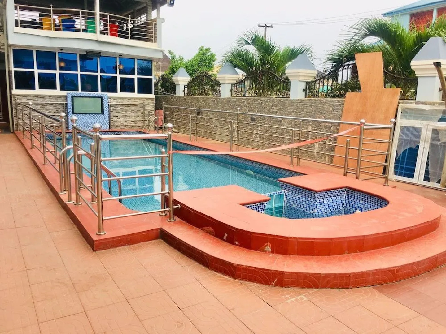 Euc Demodern Hotel & Suites