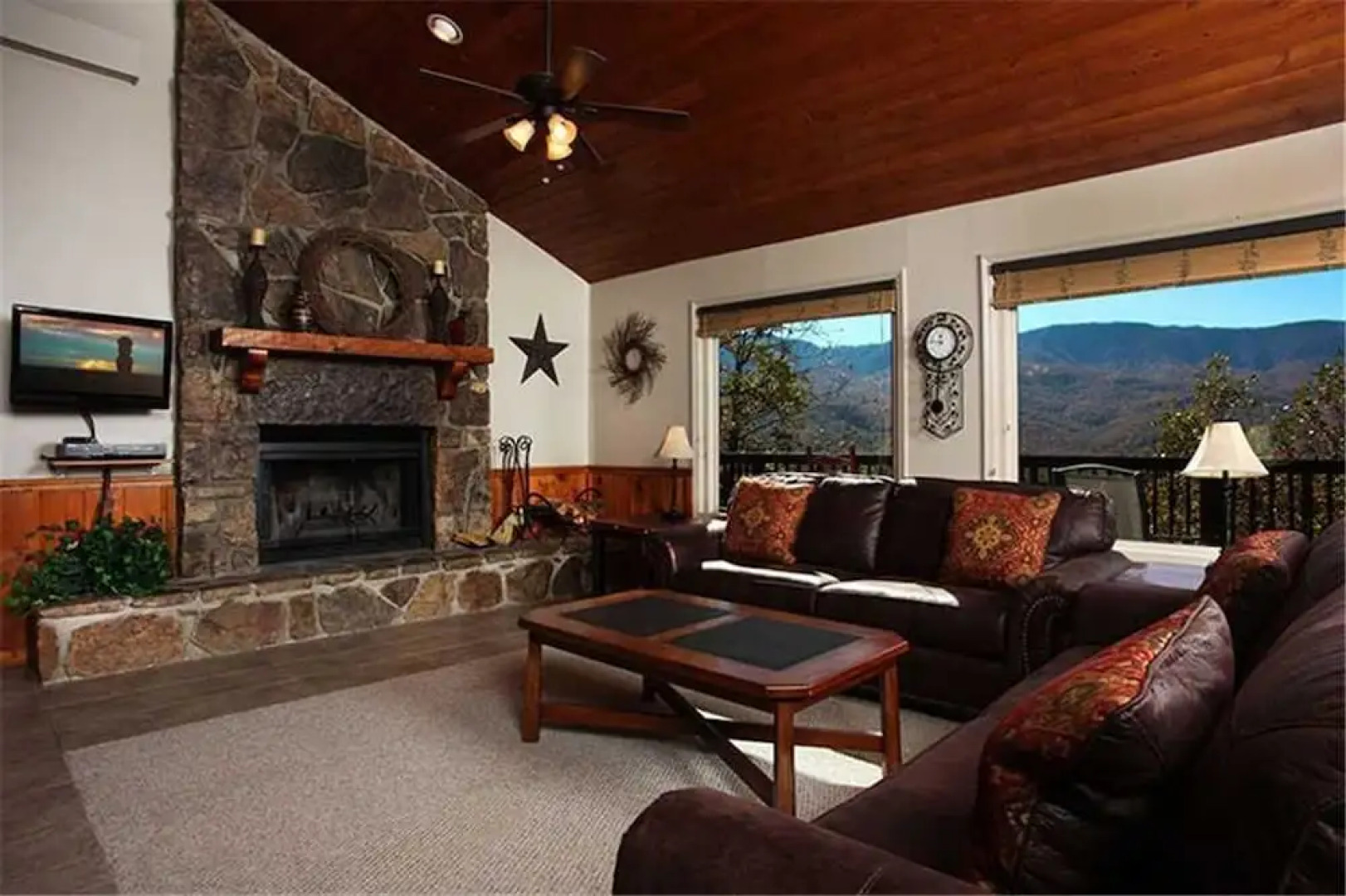On Eagles Wings 2 Bedroom Mountain View Home with Hot Tub