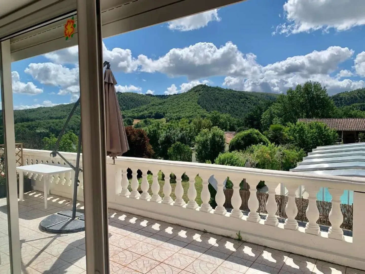 Rez de Piscine, 10 Personnes - RÊVE DE PAPILLON et À L'étage, 5 Personnes - NID D'ÉTOILES, Il s'agit bien de deux gîtes individuels qui sont reliés par un escalier interne, cela permet a une grande famille de louer les deux gîtes