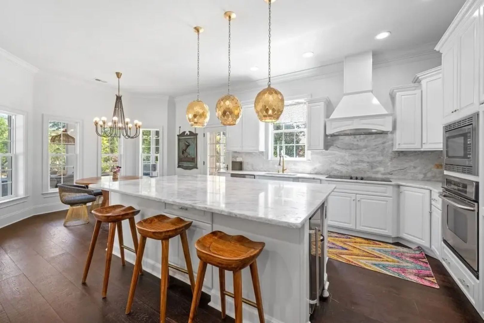 4 bedroom, 4.5 bath overlooking the pond, private pool! The White House 4 Home