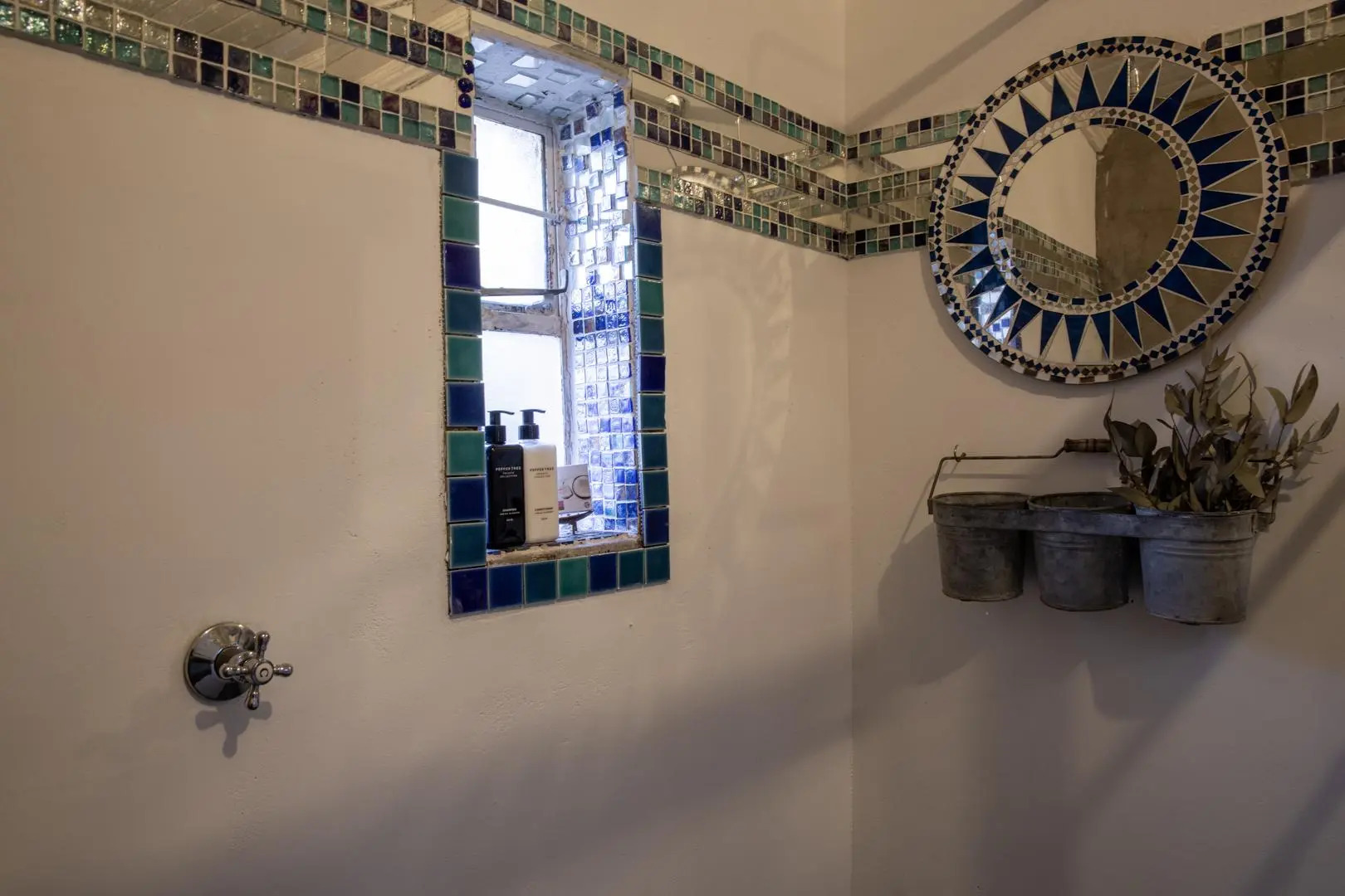 Ebonymoon Guest House and Studio