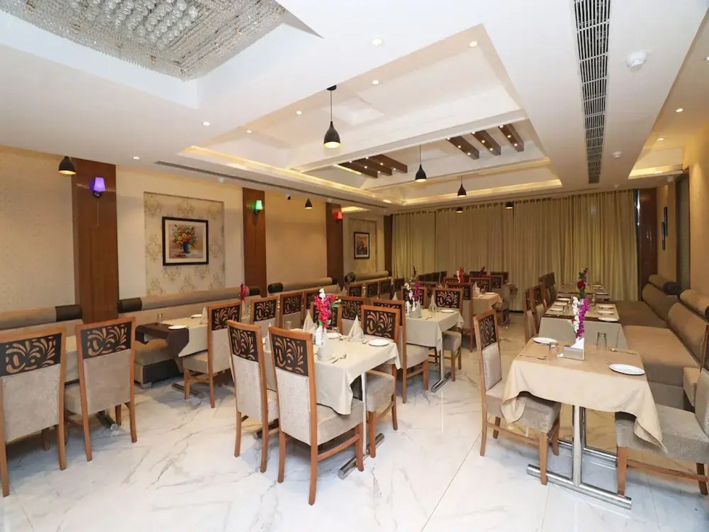 OYO 25076 Omang Hotel