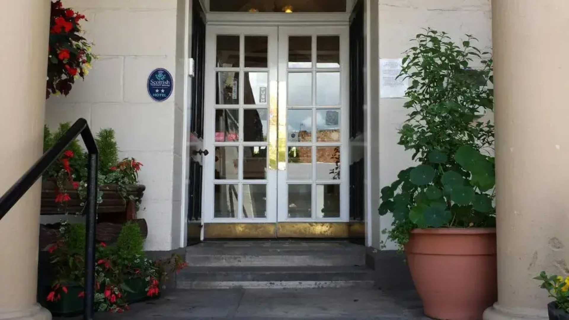 George and Abbotsford Hotel