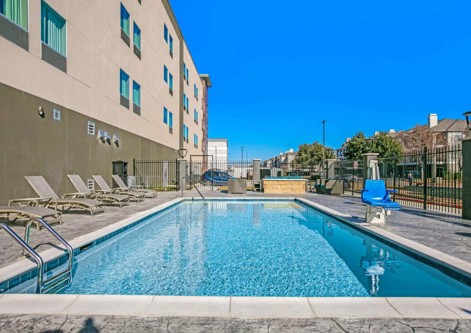 La Quinta Inn & Suites by Wyndham DFW West-Glade Parks