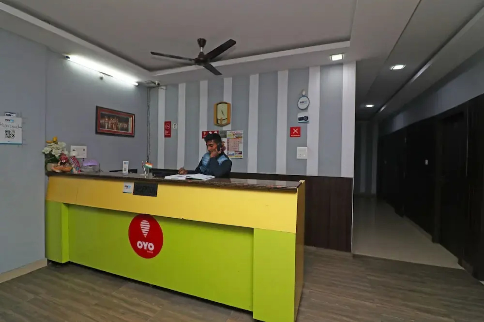 OYO 29127 Hotel Crown Tower