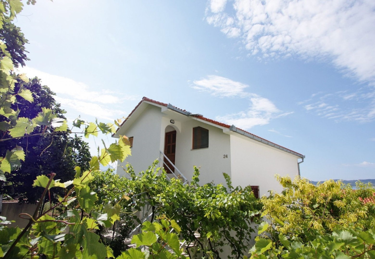 Apartment Šera - 50 m from beach: A3 Pisak, Riviera Omis