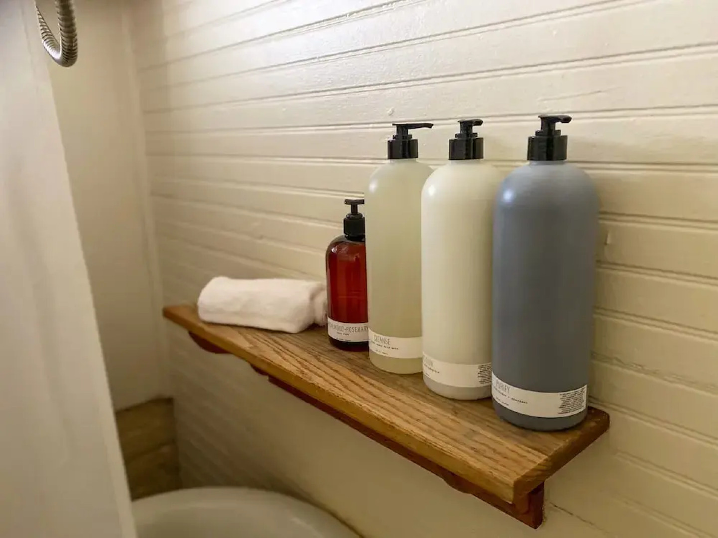 Upstairs at Thevictorian - Lush Walkable and Dog-friendly Retreat - Steps From Downtown Bellingham