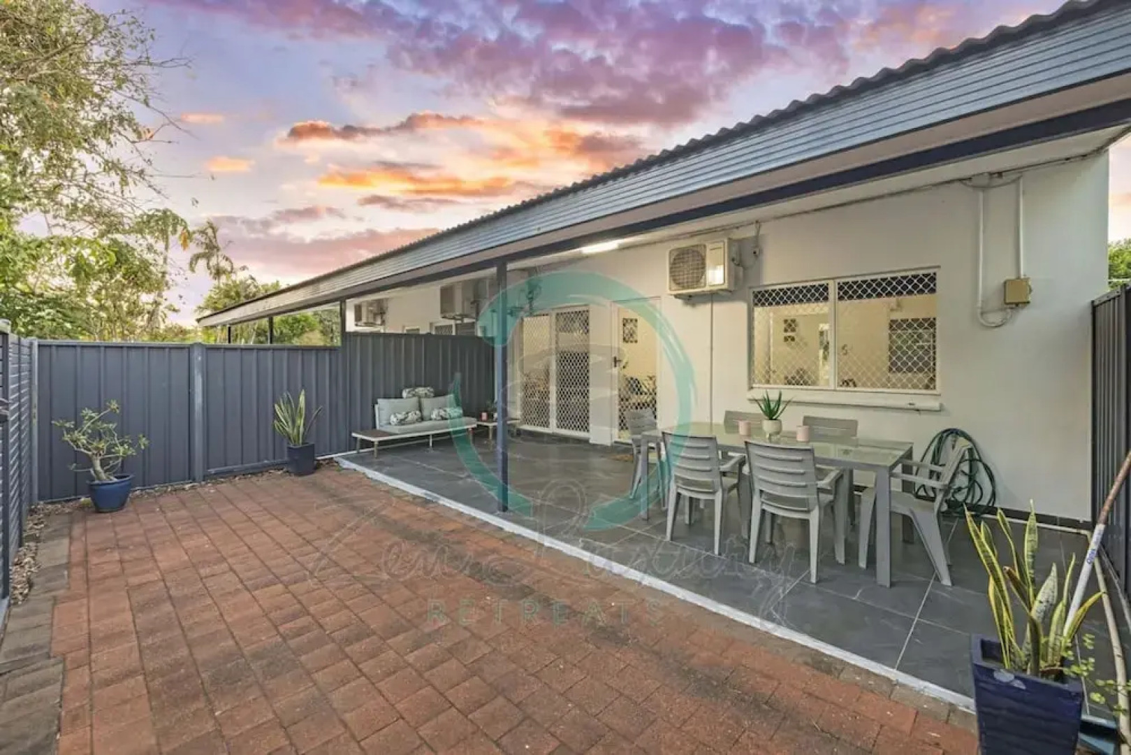 City Living Modern Outdoordining Private Yard