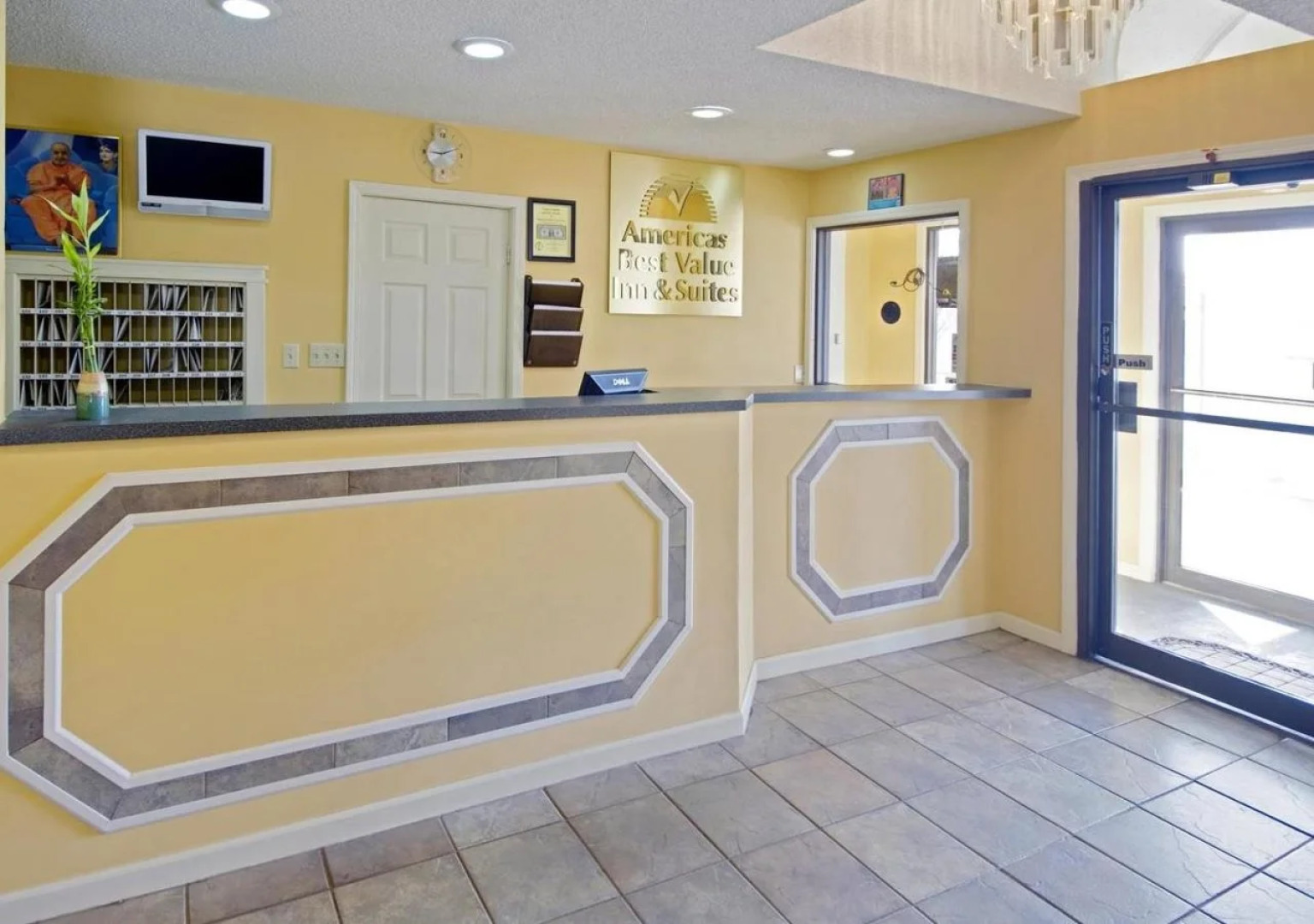 Hilcrest Inn & Suites