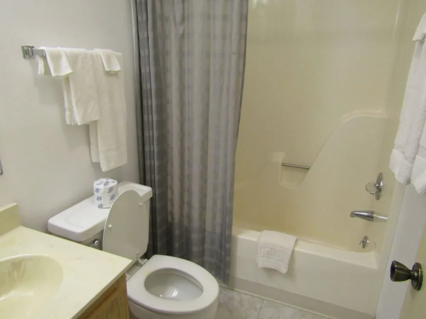 Cozt Downstairs Skyleaf D1 Condo by RedAwning