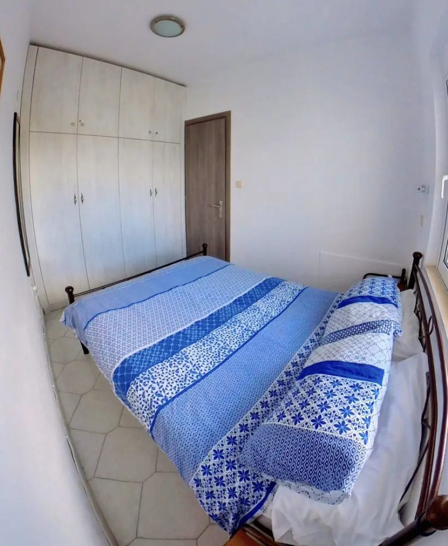 Deluxe Beach Apartment- Sleeps 2 & Private Terrace