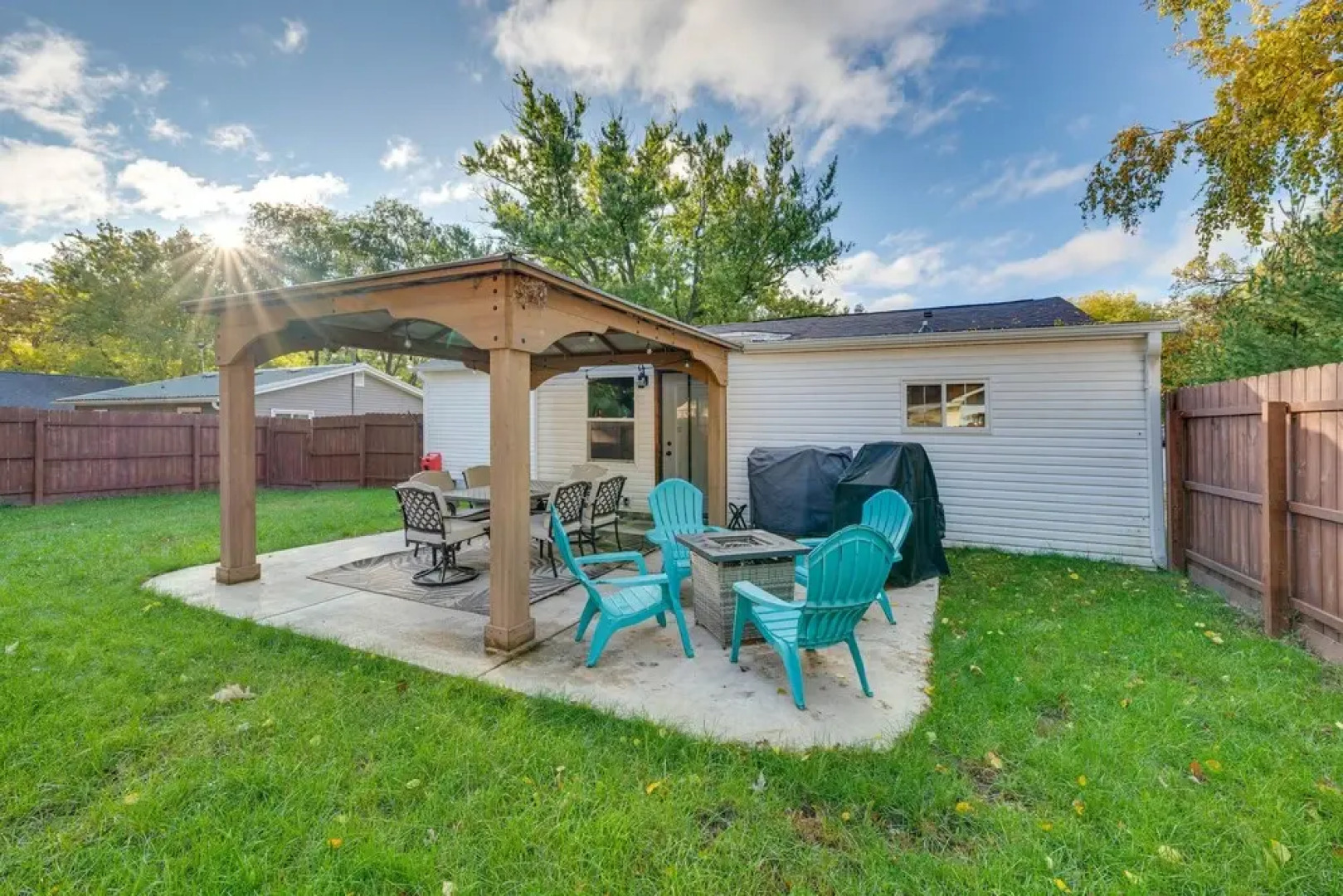 Charming Retreat - Walk to Lake Koshkonong!