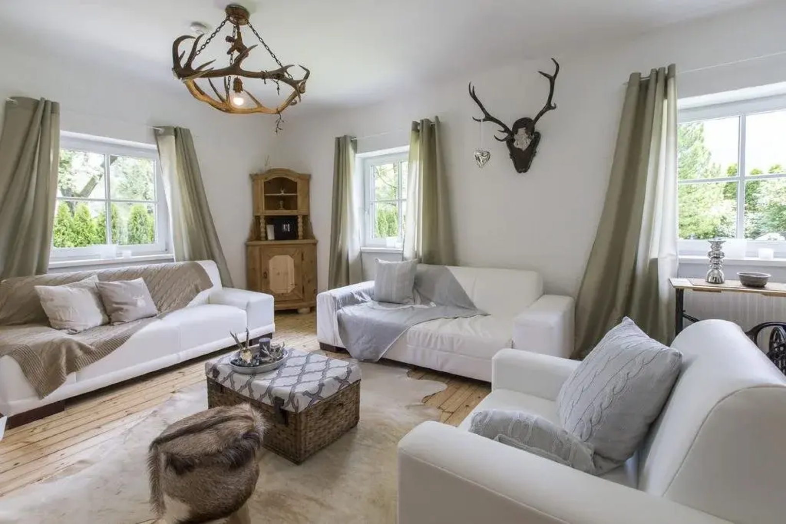 Holidaysun, Chalet Foresthouse, Detached Villa, 1000 qm garden, mountainview, whirlpool, BBQ&bikes&sunbeds for free
