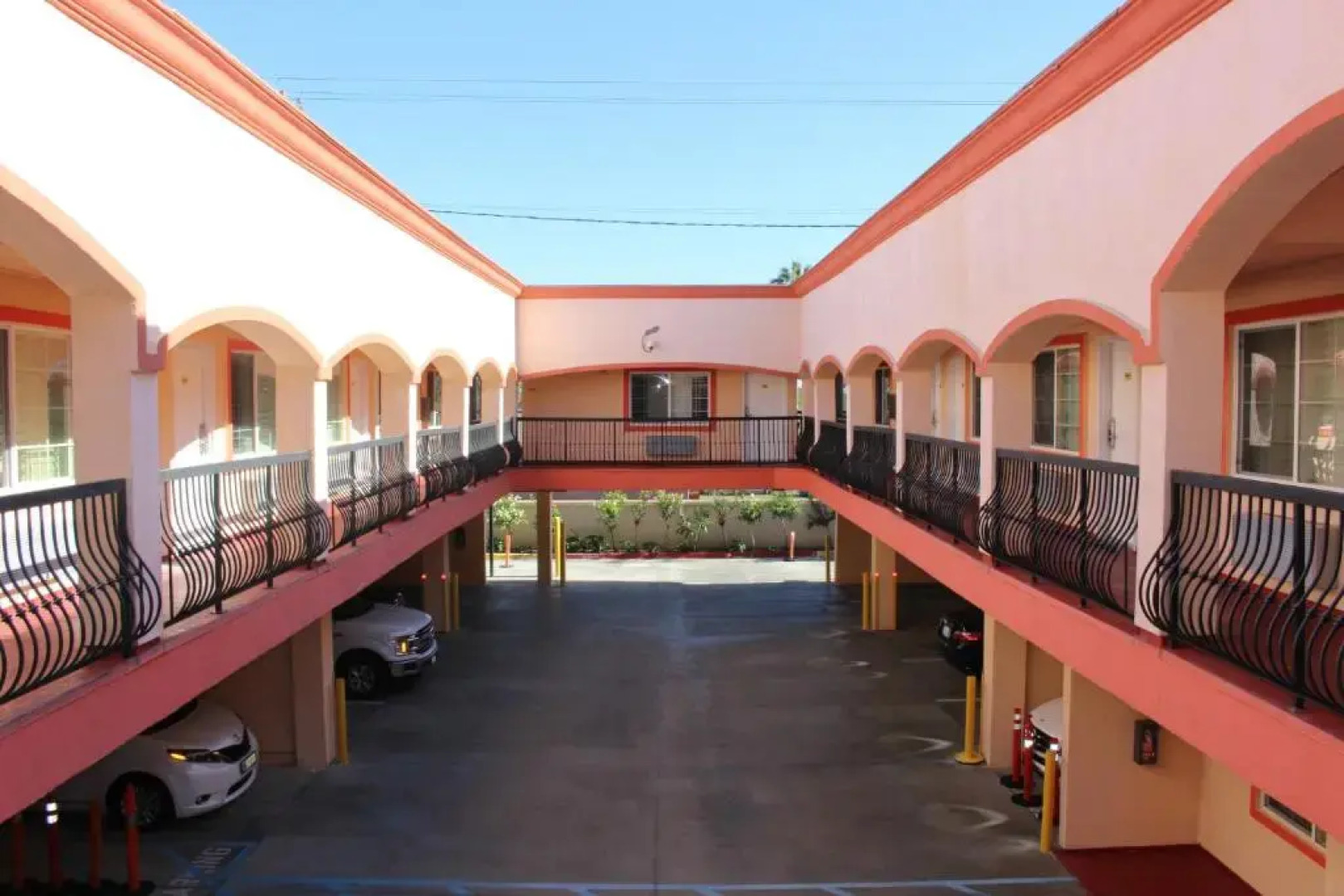 ERTH INN by AGA, Maywood