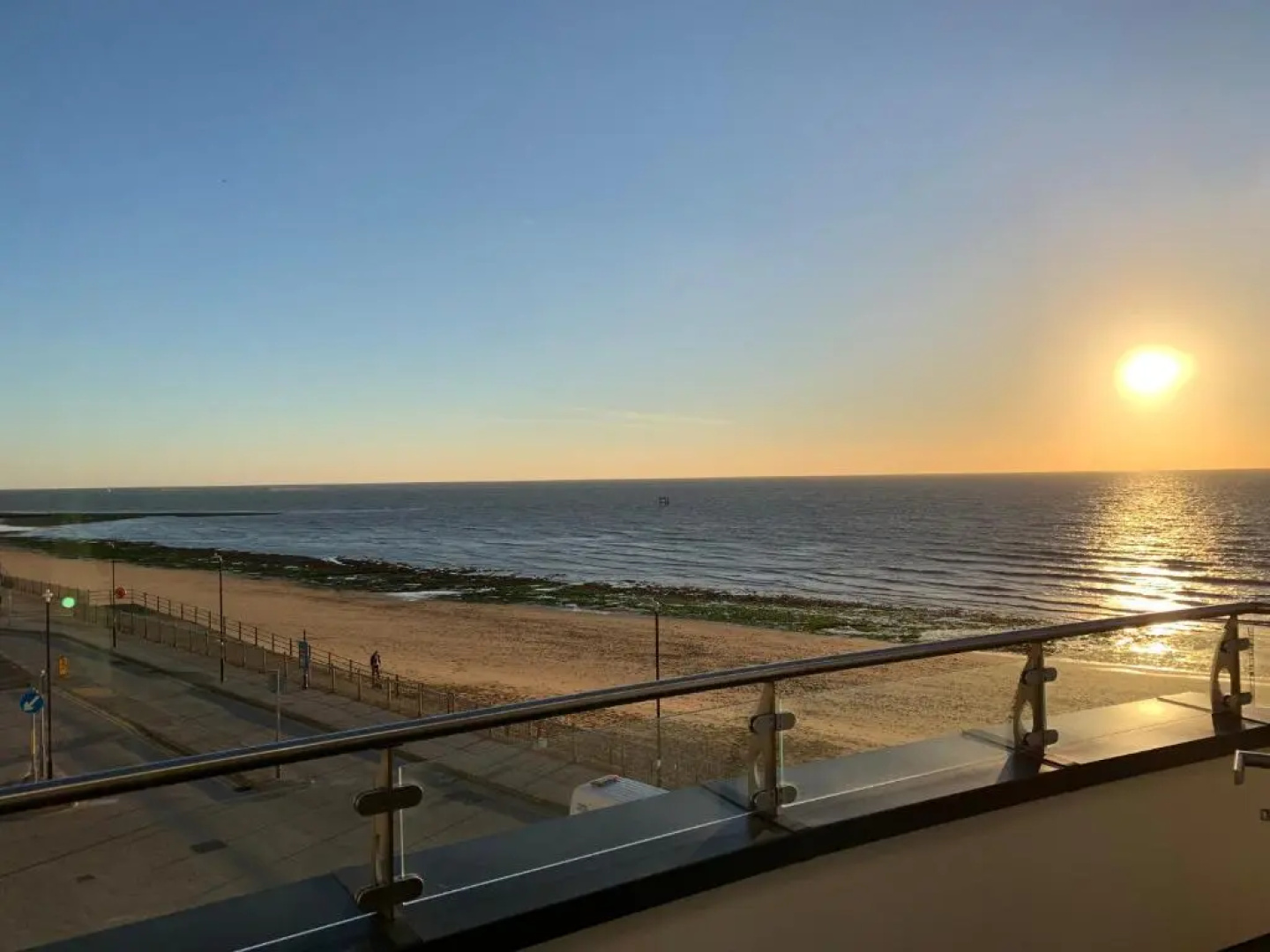 Gorgeous 2 Bed Apartment with Stunning Sea Views with Free Parking and Fast Internet