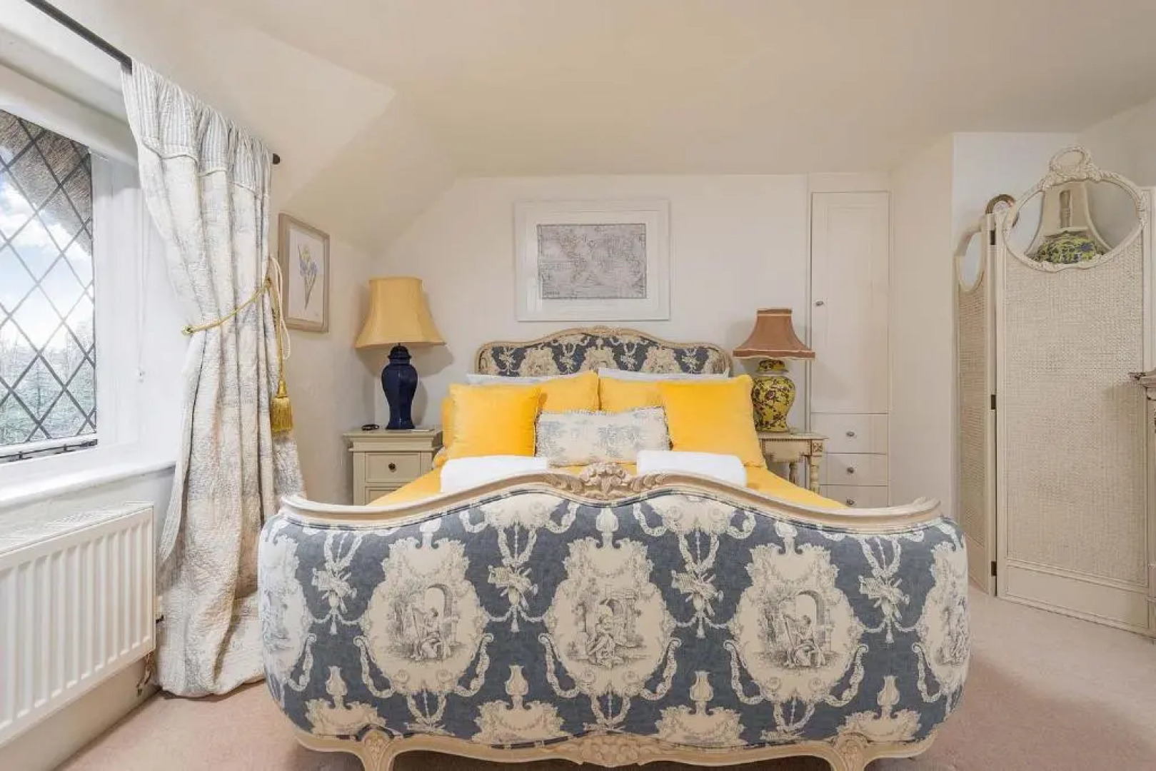 Forest Drove Cottage · Idyllic New Forest 6 Bedroom Thatched Cottage