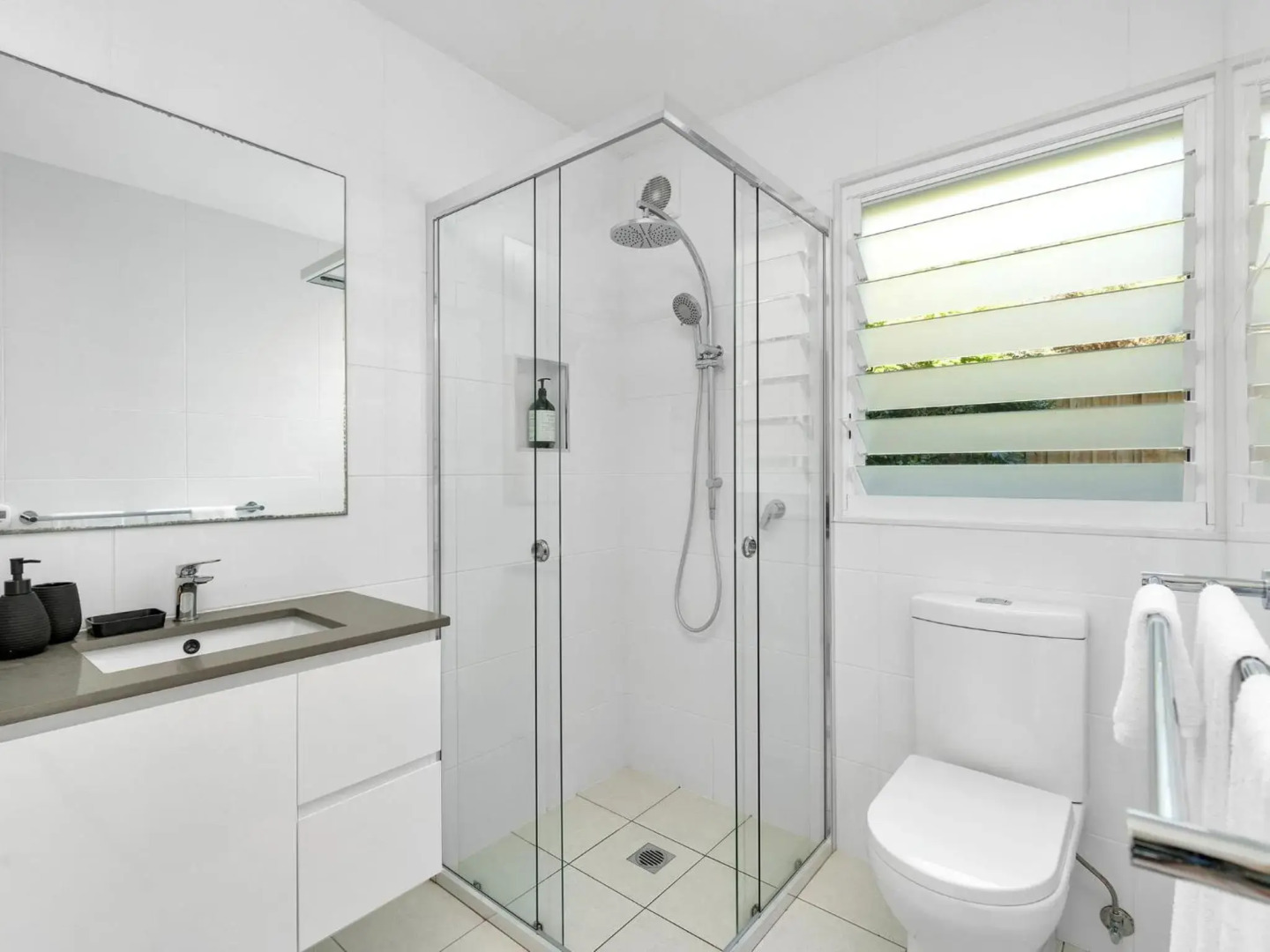 THE GREEN WHALER Hyams Beach 4pm Check Out Sundays except Peak season