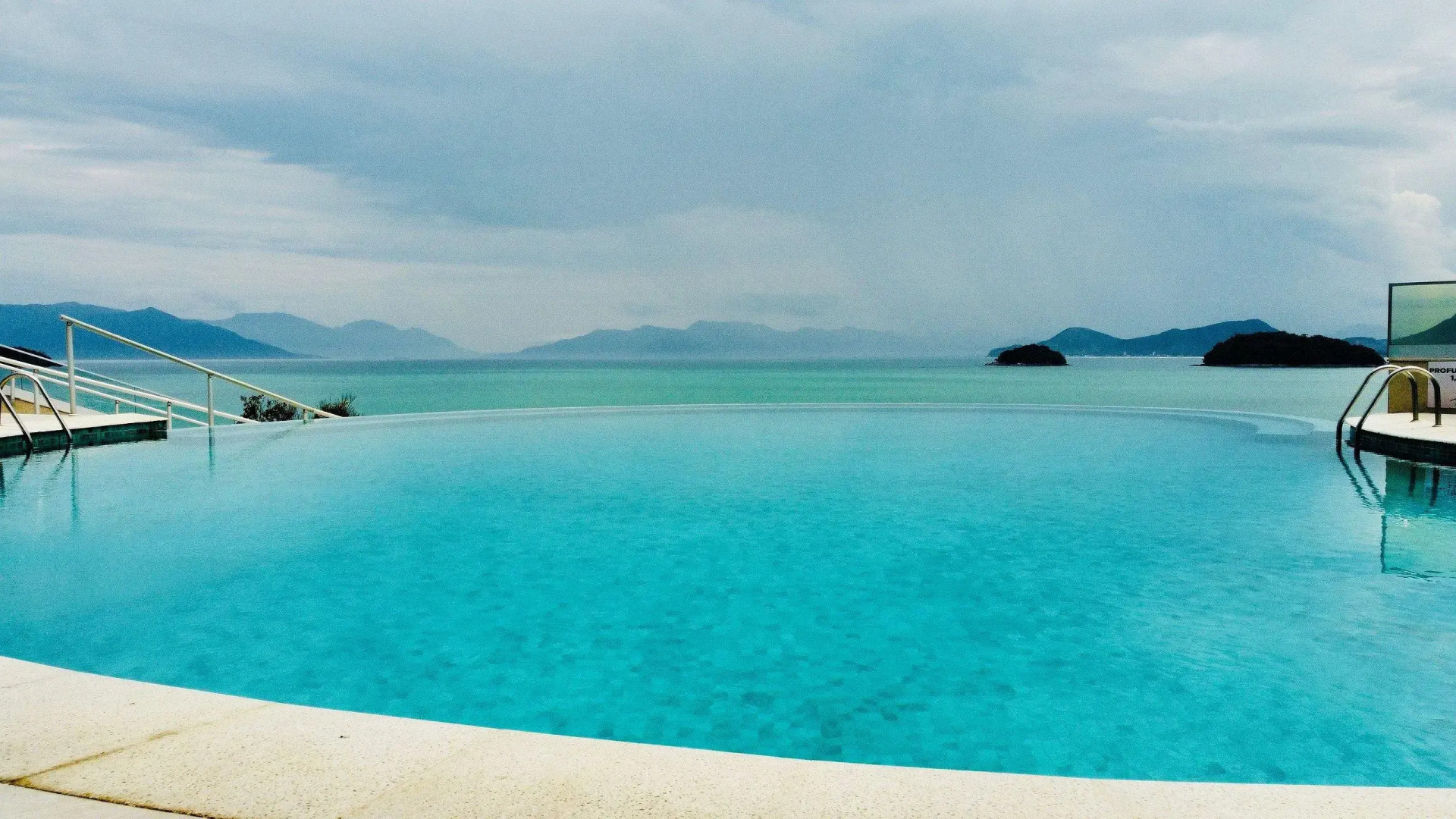 Apto c/ piscina e vista para o mar - Caraguatatuba