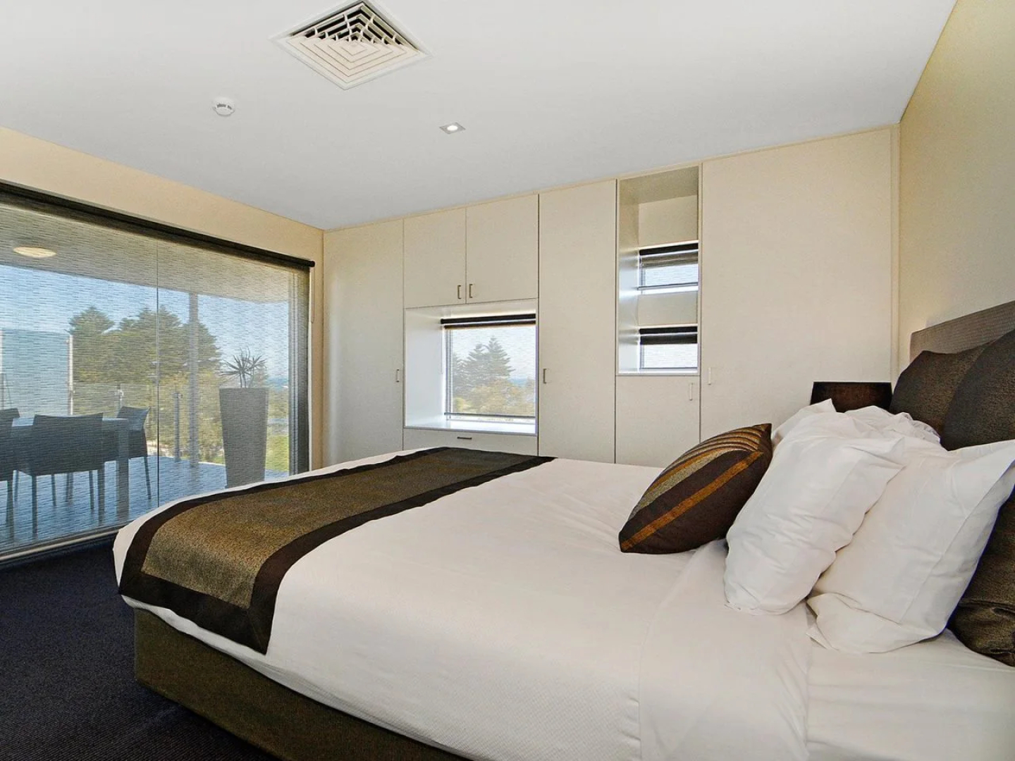 Mullaloo Beach Hotel & Apartments
