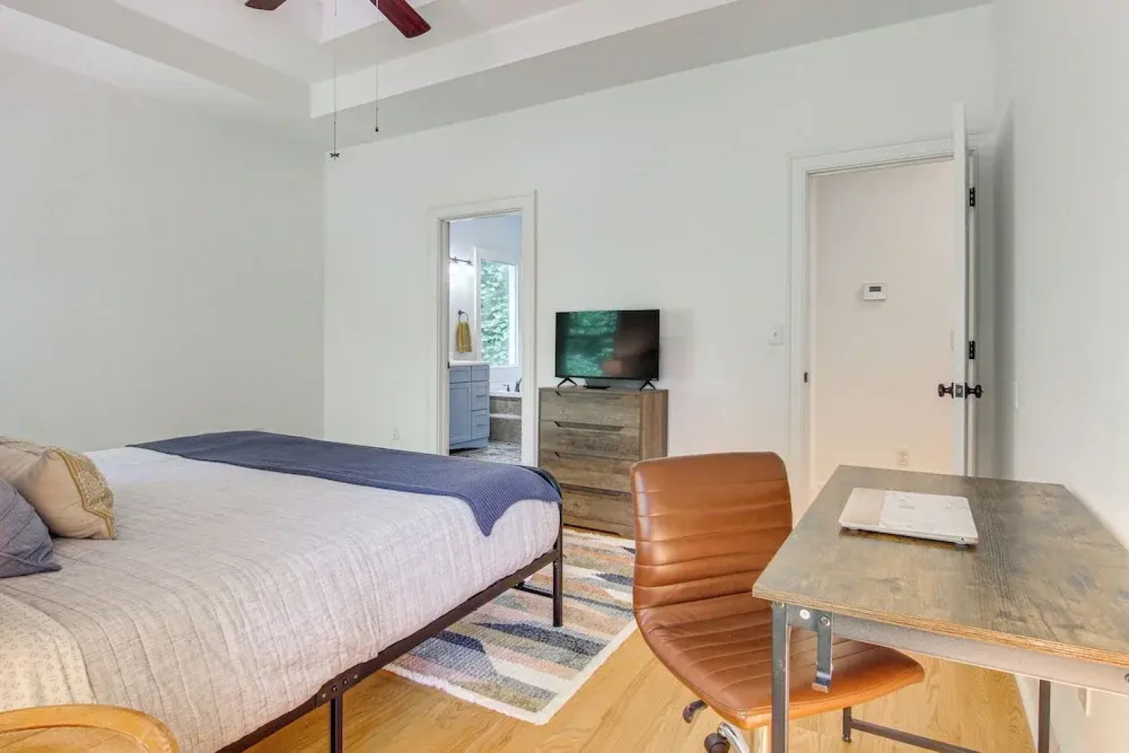 Black Mountain Hideaway w/ Hot Tub & Pool Table!