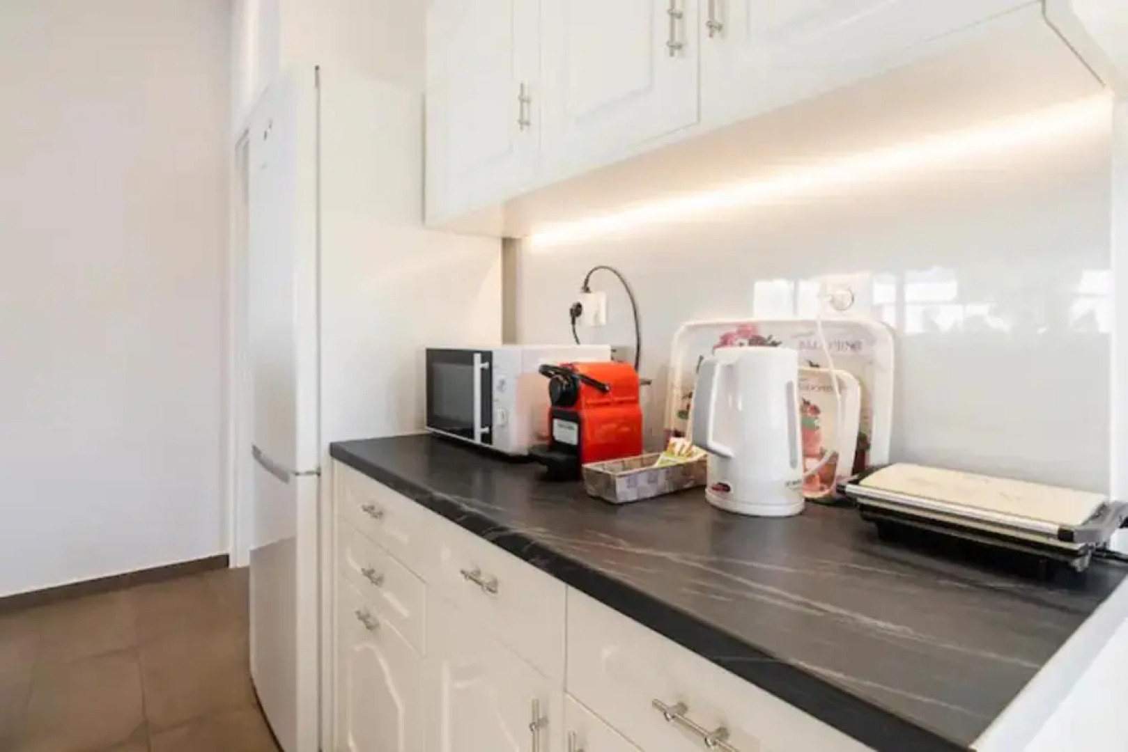 Βright Walled Designed Apt in Glyfada Center