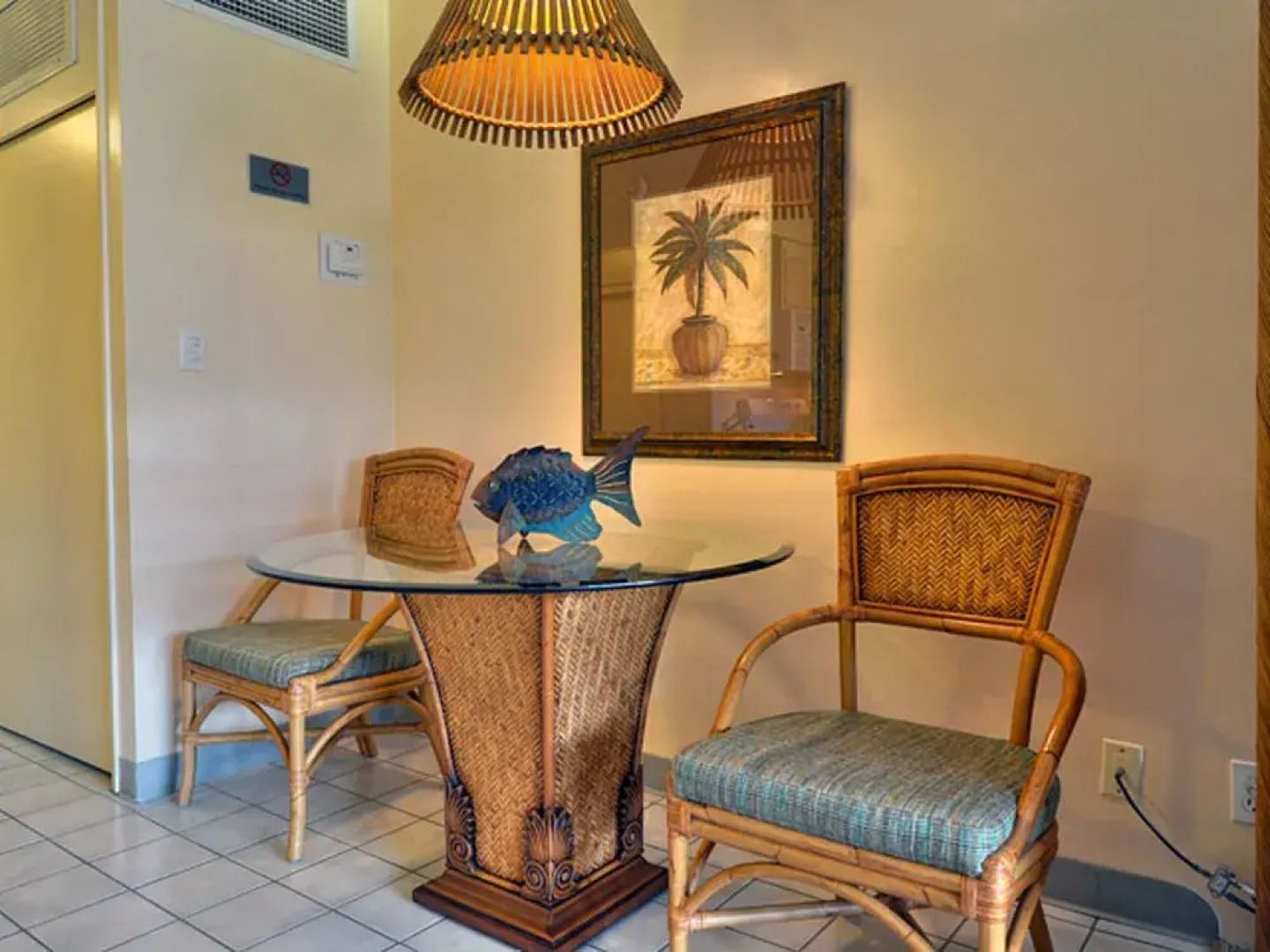 Lahaina Shores #522 Studio Bedroom Condo by RedAwning