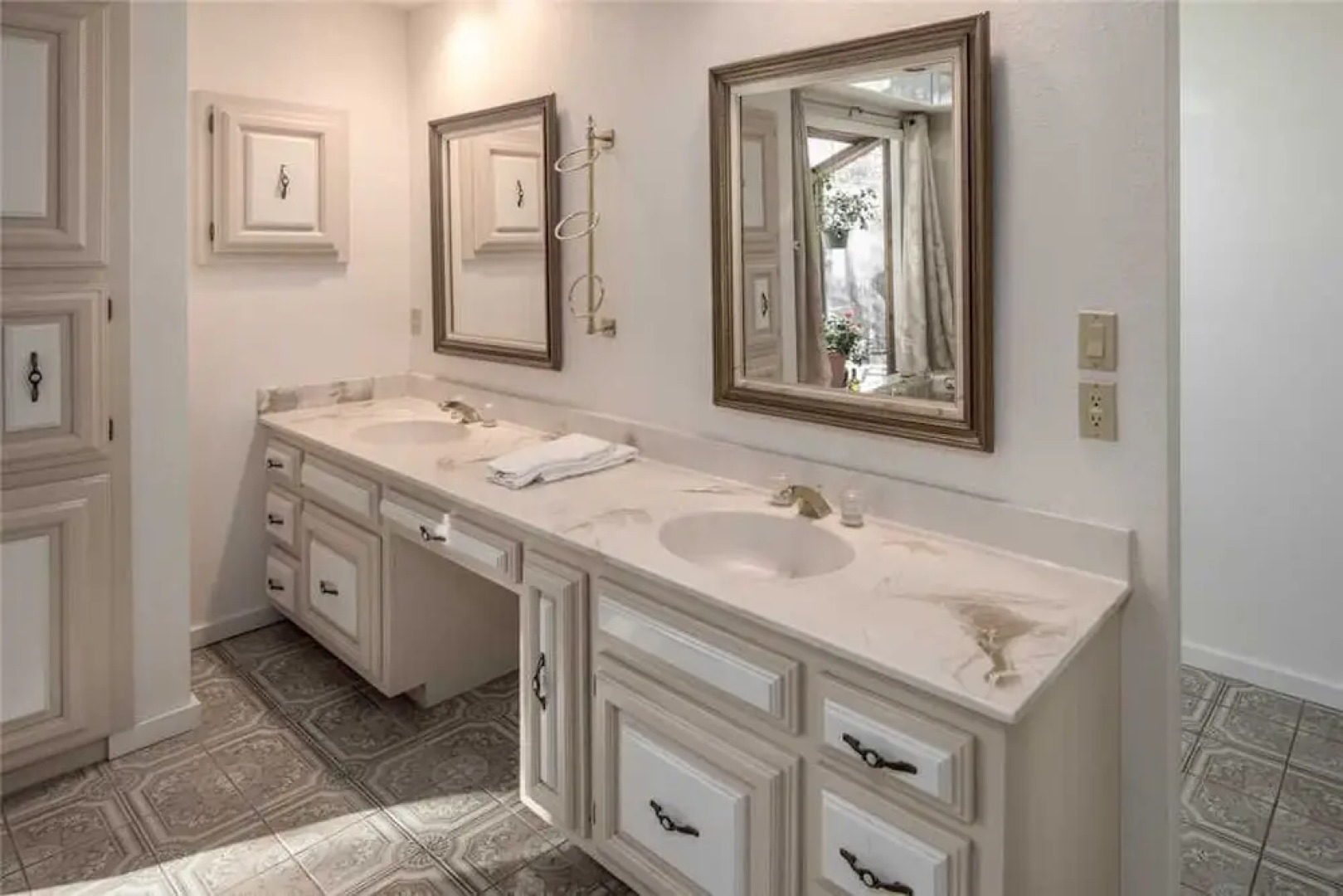 Hill Top Mountain View - Four Bedroom Cabin with Hot Tub