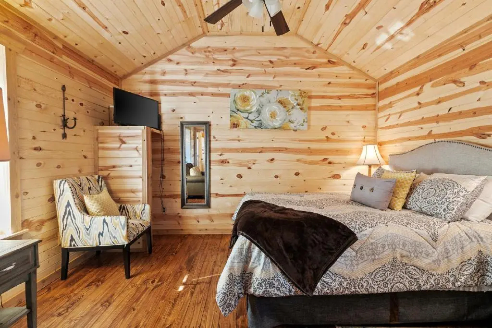 Hr 4 - The Sunflower Cottage 1 Bedroom Cabin by RedAwning