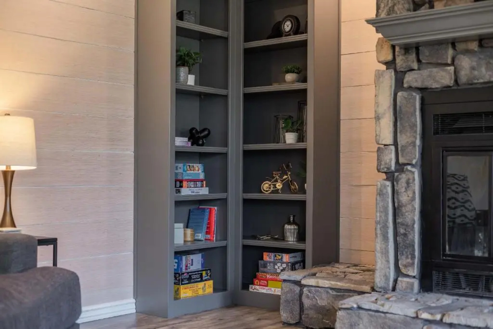 Charming Getaway near Tweety Bird Trail Backyard