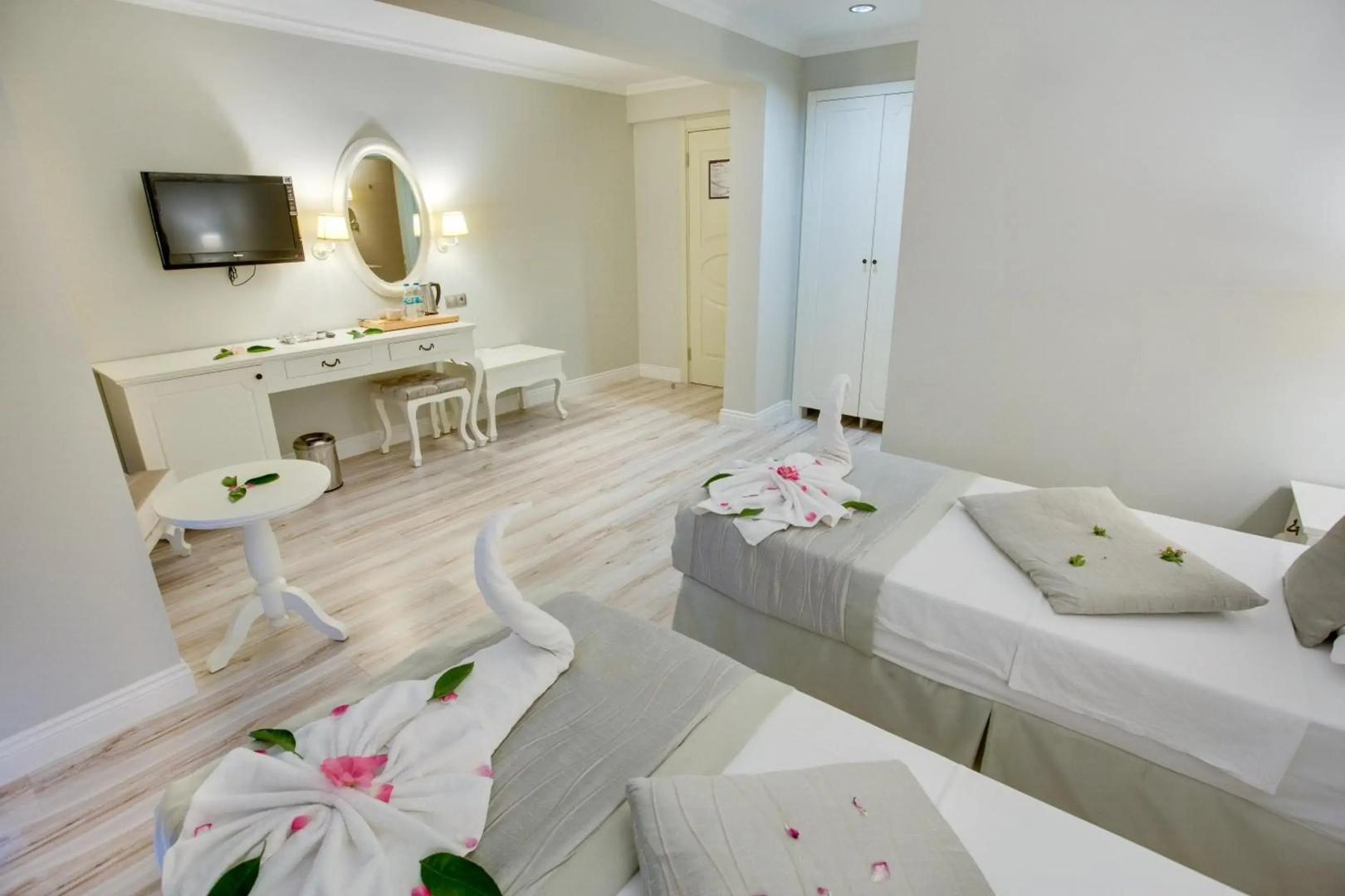 The PINEHILL Hotel & Suites