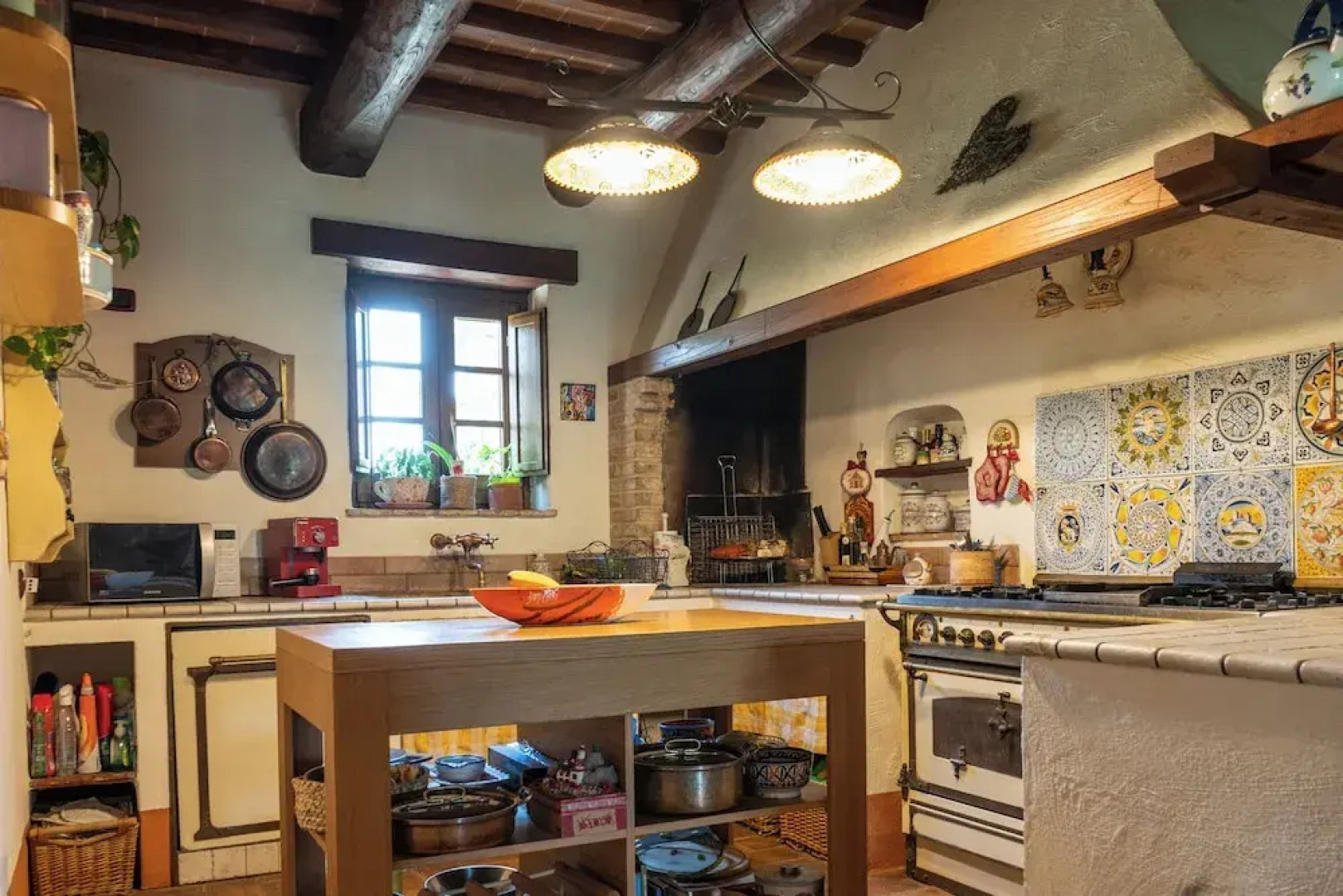 Tenuta di campagna con piscina immersa nel verde